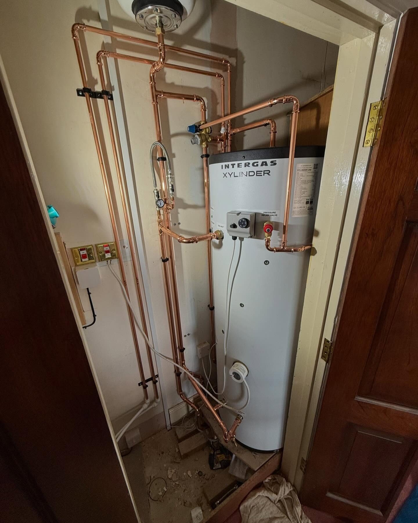 Hot water cylinder and pipework